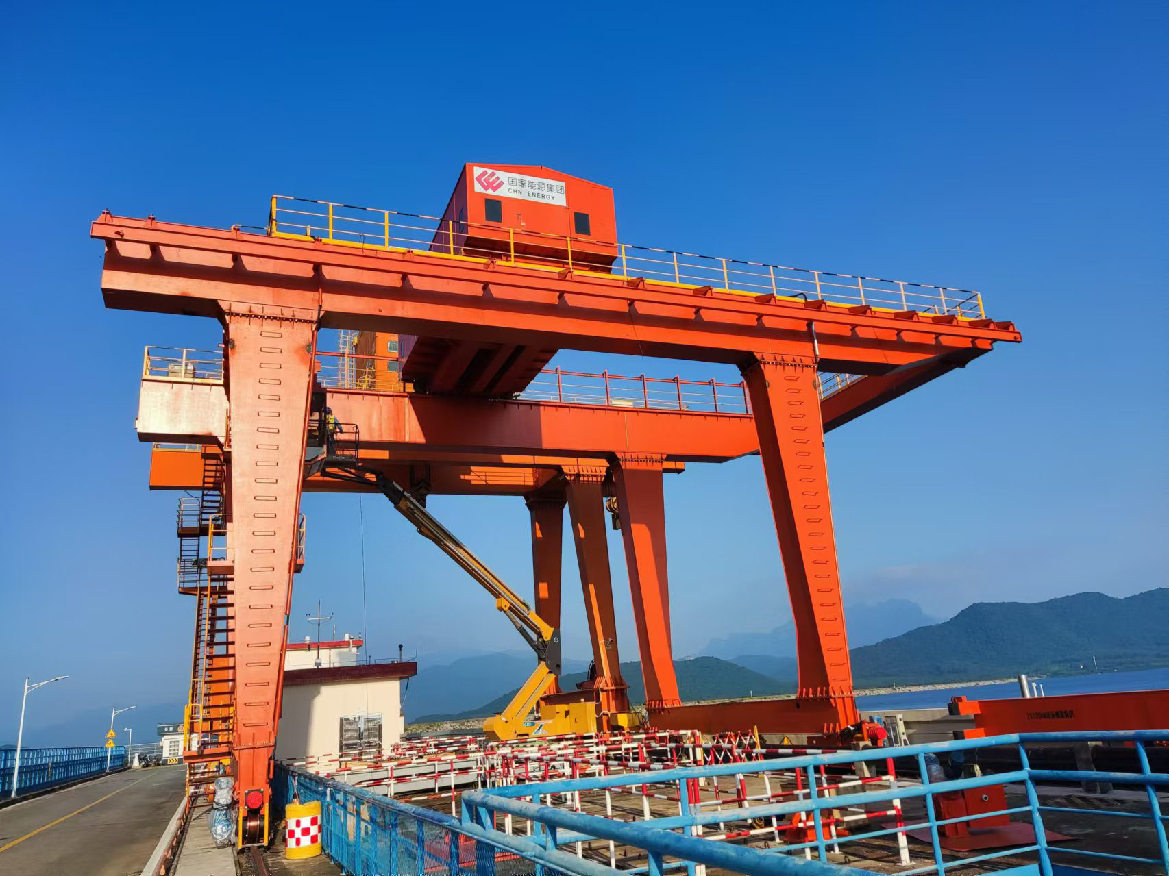 坝顶门式起重机